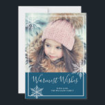 Cartes Pour Fêtes Annuelles Snowy Winter Wonderland Holiday Photo<br><div class="desc">Cette année, partagez avec vos amis et votre famille les plus chaleureux souhaits de votre famille avec une carte de vacances photo personnalisée dans un thème d'hiver festif. Ce design célèbre les chutes de neige avec des flocons de neige éparpillés sur le devant de la carte et un arrière -...</div>