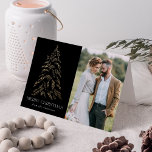 Cartes Pour Fêtes Annuelles Sparkling Winter Pine Black Merry Christmas<br><div class="desc">Carte de voeux moderne et élégante avec votre photo complétée par un faux pin à feuille d'or enneigé avec un arrière - plan noir (ou couleur de votre choix). "Joyeux Noël" est affiché dans une police serif blanche et moderne avec votre nom ou texte personnalisé ci-dessous. L'intérieur de la carte...</div>