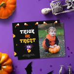 Cartes Pour Fêtes Annuelles Spider Candy Corn Trick or Treat Halloween Photo<br><div class="desc">Ce mignon carte photo d'Halloween présente une petite araignée mignonne tenant un morceau de maïs sucré sur un arrière - plan noir, un salut qui dit "Trick or Treat", et une photo verticale sur le devant. Sur le dos vous trouverez un motif de maïs sucré mignon qui peut être retiré...</div>