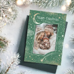 Cartes Pour Fêtes Annuelles Stars Celestial Magie Joyeux Noël Photo<br><div class="desc">Diffusez la fête avec une carte qui est vraiment enchanteresse! Ce design élégant présente un ciel nocturne vert et doré captivant, parsemé d’étoiles qui créent un décor magique pour la photo de votre famille. L'imagerie explose avec la chaleur et l'émerveillement de la saison, comme si chaque élément raconte sa propre...</div>
