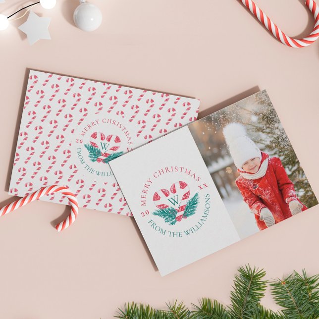 Cartes Pour Fêtes Annuelles Sucre de canne Coeur Pin Vert Crête de Noël Photo (Candy Cane Heart Green Pine Christmas Crest Photo Holiday Card)