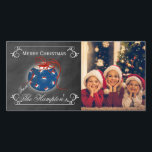 Cartes Pour Fêtes Annuelles Tableau noir Photo Noël patriotique Personnalisé<br><div class="desc">Ce tableau patriotique a un ornement au milieu avec des étoiles remplies de rouge,  blanc et bleu. Le ruban est en rouge et tourne sur les côtés. Les bords ont des garnitures de tourbillons avec des zones pour personnaliser votre message de Noël.</div>