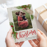 Cartes Pour Fêtes Annuelles Tag cadeau Green Farmhouse Christmas Photo Card<br><div class="desc">Utilisez notre étiquette-cadeau de la ferme photo verdure cartes de Noël avec une photo pour souhaiter un joyeux Noël à vos amis et votre famille. Ce design comprend un arrière - plan en bois, une végétation de cèdre réaliste et des baies rouges. BONUS : Le dossier à motifs peut être...</div>