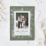 Cartes Pour Fêtes Annuelles Taupe Cadre Botanique Vert Photo Noël<br><div class="desc">Joyeux Noël! Envoyez vos voeux de Noël avec cette carte vintage à thème de Noël. Il présente une ligne vintage de pinecones, d'aiguilles de pin et de creux avec un arrière - plan vert sauge. Personnalisez en ajoutant votre photo, vos noms, votre année et votre message. Cette carte vintage de...</div>