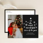 Cartes Pour Fêtes Annuelles Temps le plus merveilleux de l'année Black Script<br><div class="desc">Plus Merveilleux temps de l'année Black Script Photo Holiday carte postale. Envoyez des voeux de vacances à vos proches avec cette carte de vacances moderne et festive. Tous les textes sont pré-arrangés pour que vous personnalisiez facilement et rapidement avec vos propres détails. Joyeuses fêtes !</div>