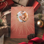Cartes Pour Fêtes Annuelles Terracotta & Gold Sunburst Cadre Art Déco Photo<br><div class="desc">Une collection minimaliste et un peu rétro art déco de terre cuite et carte de fin de année d'or,  avec des cadres de sunburst frappants. Facilement personnalisable avec votre photo de famille,  et message de bienvenue.</div>