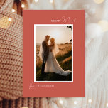 Cartes Pour Fêtes Annuelles Terracotta Rétro Minimaliste Joyeux Portrait Marié<br><div class="desc">Cette Terracotta Retro Minimalist Merry Married Portrait Holiday Card design dispose d'un cadre doux et chaleureux de rouge muet avec un élégant appariement de typographie simple et de script délicat offrant des Bonnes Fêtes de "Merry Married". Ce charmant style minimaliste est une esthétique parfaitement polie pour que vos proches puissent...</div>