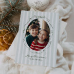 Cartes Pour Fêtes Annuelles Tirage de trame de trame de la main en blanc<br><div class="desc">Venez profiter de la chaleur et de la joie de la saison des Fêtes avec notre carte photo fantastique. Cette carte magnifiquement conçue allie une élégance intemporelle à une touche de charme vintage, créant un souvenir parfait à partager avec les proches. La carte est composée d'un arrière - plan à...</div>