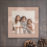Cartes Pour Fêtes Annuelles Tons minimaux modernes de Champagne Stripes Photo<br><div class="desc">Avant - Une photo de style galerie avec une bordure simple et épaisse et une zone pour ajouter un accueil de vacances. Ajoutez votre selfie favori ou votre instantané de famille. Retour - Une arche rétro simple et propre dans les tons de champagne pastel - Si vous avez besoin d'ajuster...</div>