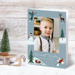 Cartes Pour Fêtes Annuelles Tremblement de neige en chute photo 2<br><div class="desc">Une carte de vacances mignonne avec votre photo sur le devant entourée d'illustrations d'une personne qui lance une boule de neige, un bonhomme de neige, des pins, un cerf, un traîneau avec des cadeaux, et une personne qui fait un ange de neige. "Voeux les plus chauds" s'affiche dans un script...</div>