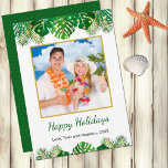 Cartes Pour Fêtes Annuelles Tropical Beach Foliage Christmas Lights Gold Photo<br><div class="desc">Ce design amusant et moderne de cartes de vacances présente une luxuriante végétation tropicale sur le devant, décorée de lumières multicolores brillantes, en haut et en bas. Au milieu se trouve une photo carré personnalisable à bords dorés que vous pouvez remplacer par la vôtre. Vous trouverez ci-dessous deux lignes de...</div>