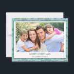 Cartes Pour Fêtes Annuelles Turquoise Motif feuille bleue Simple Joyeux Noël<br><div class="desc">Turquoise bleu et menthe verte Motif simple Joyeux Carte photo de Noël. L'image et le nom de famille peuvent être remplacés sur cette carte photo Pastel Greenery simple et élégante.</div>