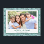 Cartes Pour Fêtes Annuelles Turquoise Motif feuille bleue Simple Joyeux Noël<br><div class="desc">Turquoise bleu et menthe verte Motif simple Joyeux Carte photo de Noël. L'image et le nom de famille peuvent être remplacés sur cette carte photo Pastel Greenery simple et élégante.</div>