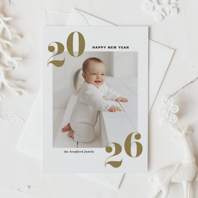 Cartes Pour Fêtes Annuelles Typographie moderne or Bonne année 2022 Photo (Customizable photo Happy New Year postcard featuring 2026 in gold retro bold typography.)