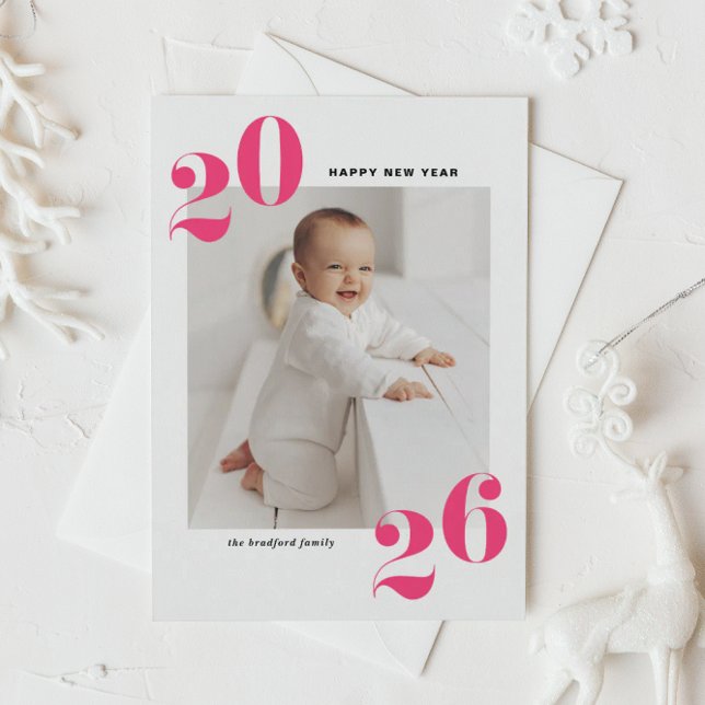 Cartes Pour Fêtes Annuelles Typographie moderne rose Bonne année 2022 Photo (Customizable modern photo Happy New Year postcard featuring 2026 in hot pink retro bold typography.)