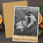 Cartes Pour Fêtes Annuelles Typographie Retro tendance Gold Christmas Photo<br><div class="desc">Célébrez la saison avec notre Carte de vacances de Noël Gold Retro Typography, conçue pour associer élégance moderne et charme classique. Cette carte design présente une photo de famille en noir et blanc frappante, sertie sur un fond d'accents dorés qui ajoutent une touche de sophistication festive. Le design minimaliste est...</div>
