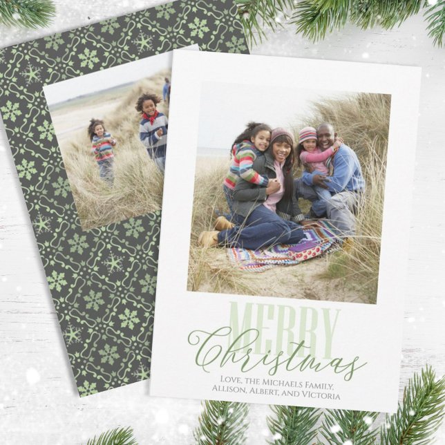 Cartes Pour Fêtes Annuelles Typographie verte Joyeux Noël Photo (Merry Christmas green typography script photo card.)
