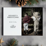 Cartes Pour Fêtes Annuelles Un minimum Vintage une photo Noël personnalisé<br><div class="desc">Voici notre Mini Photo Vintage personnalisée de Noël, une façon charmante et personnalisée de partager la chaleur de la saison des Fêtes avec vos proches. Ces cartes sont conçues avec une touche vintage, ce qui les rend à la fois nostalgiques et significatives. Avec une photo de famille unique et un...</div>