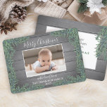 Cartes Pour Fêtes Annuelles Une photo Noël vert et gris rustique bois<br><div class="desc">Envoyez des voeux joyeux et partagez une photo préférée avec une carte de vacances photo personnalisée. Tout le texte sur ce modèle est simple à personnaliser pour inclure n'importe quel libellé, comme Joyeux Noël, Joyeux Fêtes, Joyeuses Fêtes, Jour de l'An.. (CONSEIL EN MATIÈRE DE PLACEMENT DE L'IMAGE : Une façon...</div>