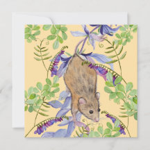 Une souris drôle dans un fourré de fleurs.