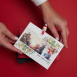 Cartes Pour Fêtes Annuelles Vacances Botanique d'hiver Gold Wives<br><div class="desc">Noël est un moment si spécial de l'année ! Et quelle meilleure façon de célébrer qu'avec une belle carte postale de vacances photo Botanique Wiscy Gold Winter Greenery! Cette carte étonnante présente trois de vos photos préférées, joliment décorées avec des motifs festifs d'hiver rouge et vert. C'est la façon parfaite...</div>