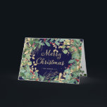 Cartes Pour Fêtes Annuelles Vert doré | Joyeux Noël<br><div class="desc">Cette élégante carte de Noël présente une couronne encadrée de feuilles et de baies aquarelles vertes,  rouges et dorées modernes avec une typographie script dorée tendance sur un fond bleu marine foncé.</div>