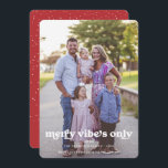 Cartes Pour Fêtes Annuelles Vibes de plaisance uniquement | Vacances de Noël R<br><div class="desc">Belle carte avec une typographie rétro amusante avec une photo sur le devant et la chambre pour deux de vos photos préférées et un message personnalisé sur le dos. Noël est un temps de paix et de magie, un merveilleux séjour rempli de confort et de joie. Ajoutez votre libellé personnalisé...</div>