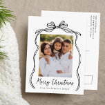 Cartes Pour Fêtes Annuelles Vintage Black Bow Joyeux Noël Photo<br><div class="desc">Célébrez la saison des Fêtes avec cette charmante carte postale de Noël avec la photo de votre famille encadrée d'un arc noir et d'un ruban festif sur un arrière - plan blanc immaculé. "Joyeux Noël" est écrit élégamment dans un charmant script manuscrit noir, avec espace pour personnaliser votre nom de...</div>