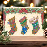 Cartes Pour Fêtes Annuelles Vintage Christmas Stockings<br><div class="desc">Belle carte postale vintage de Noël. Ce design comporte trois bas décoratifs avec une guirlande sacrée.</div>