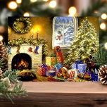 Cartes Pour Fêtes Annuelles Vintage Christmas Tree Livingroom Scene<br><div class="desc">Carte de vacances Vintage Christmas Tree Livingroom Scene. Ce design présente un magnifique manteau de cheminée décoré de guirlandes éclairées, de bas et de bougies. Il y a un bonhomme de neige qui regarde à travers la fenêtre et une réserve de cadeaux assis sous le sapin de Noël éclairé décoré....</div>