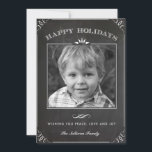 Cartes Pour Fêtes Annuelles Vintage Faux Chalkboard Happy Holidays Photo<br><div class="desc">Envoyez vos souhaits de vacances à vos amis et à votre famille avec cette carte de vacances personnalisable. Cette carte de vacances photo présente un faux motif de tableau noir. Personnalisez en ajoutant vos détails. Cette carte de vacances personnalisée est disponible en d'autres couleurs et en carton. Des éléments correspondants...</div>