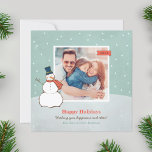 Cartes Pour Fêtes Annuelles Vintage hiver Snowman Happy Holidays Photo<br><div class="desc">"Happy Holidays" est un carte photo carré qui présente une scène hivernale enneigée avec un bonhomme de neige et des flocons de neige heureux. Personnalisez avec votre photo (conseil : recadrez votre photo en forme de carré avant de modifier l'image pour télécharger la vôtre) et saluez-vous sur mesure ci-dessous. Aqua...</div>