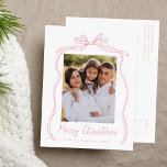 Cartes Pour Fêtes Annuelles Vintage Pink Bow Joyeux Noël Photo<br><div class="desc">Célébrez la saison des Fêtes avec cette charmante carte postale de Noël avec la photo de votre famille encadrée par un arc rose et un ruban festif sur un arrière - plan blanc immaculé. "Joyeux Noël" est écrit élégamment dans un charmant script manuscrit rose, avec espace pour personnaliser votre nom...</div>