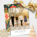 Cartes Pour Fêtes Annuelles Vintage rouge vert ornement de Noël<br><div class="desc">Cette carte de vacances verticale d'esthétique vintage comprend votre photo entourée d'un motif coloré rouge et vert et d'une typographie de script tendance.</div>