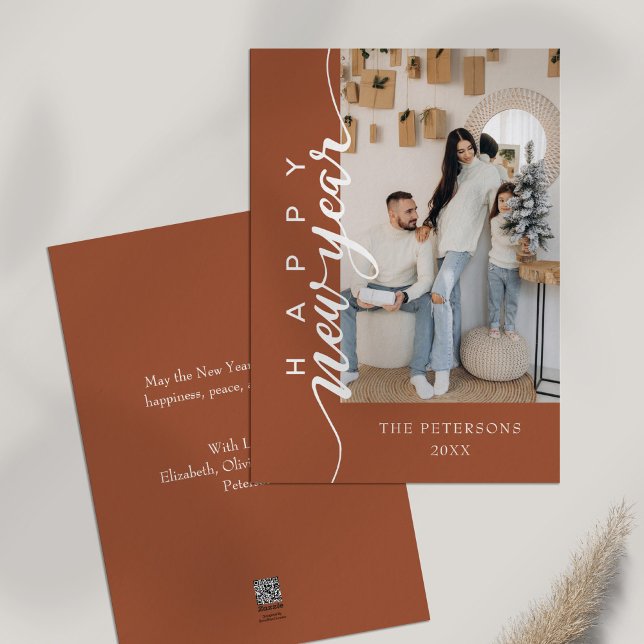 Cartes Pour Fêtes Annuelles Vœu de Bonne Année Moderne Orange Brûlé (Modern Burnt Orange Happy New Year Greeting Holiday Card on a table.)