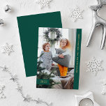 Cartes Pour Fêtes Annuelles Voeux festifs | Une photo moderne<br><div class="desc">Ces cartes colorées et modernes disposent d'un bar vert émeraude sur le côté de votre photo personnelle,  et une petite bannière assortie avec l'année ajoute du style. Le texte de couleur or dit "Joyeux Noël",  et vous pouvez ajouter votre nom de famille.</div>