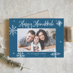 Cartes Pour Fêtes Annuelles Whimsical Snowflakes Blue Happy Hanoukka Photo<br><div class="desc">Heureux Hanoukka ! Envoyez des voeux chaleureux à votre famille et à vos amis avec cette carte postale Hanoukka fantaisiste. Il comprend des flocons de neige fantaisistes et de la calligraphie moderne. Personnalisez cette carte postale Hanoukka photo en ajoutant vos propres détails. Cette carte postale photo Hanoukka flakes est disponible...</div>