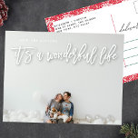 Cartes Pour Fêtes Annuelles White Shadow C'est une merveilleuse vie Noël<br><div class="desc">C'est une merveilleuse Vacances de Vie Photo Carte Postale Script en lettres de l'ombre blanche. retour a une jolie bordure florale. Style de lettre. Gros design photo. Un design joyeux et festif. C'est une vie merveilleuse. fleurs. rouge et blanc. cadre fleuri.</div>