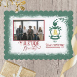 Cartes Pour Fêtes Annuelles Winter Green, Bourgogne Red Script Gold Bell<br><div class="desc">Carte de vacances hiver vert 5x7 est un choix magnifique pour votre photo d'équipe d'entreprise. La sonnette d'or accompagne magnifiquement le logo de votre entreprise. Le cadre en fer orné tenant la cloche d'or est complètement changeant de couleur, avec le texte et les couleurs arrière - plans. Les cartes de...</div>