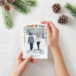 Cartes Pour Fêtes Annuelles Winter Holly Berries & Floral Photo Holiday Card<br><div class="desc">Design moderne et chic imprimé Trendy Elegant Holly Berries et Winter Floral Frame Photo Carte de Noël qui peut être customisé avec votre texte. Cliquez sur le bouton "Customiser" et utilisez notre outil de conception pour modifier ce modèle. Découvrez le magasin Graphic Art Design pour d'autres produits qui correspondent à...</div>