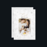 Cartes Pour Fêtes Annuelles Winter Wonder Photo Elegant Gold Holiday Card<br><div class="desc">Notre collection "Winter Wonder Holiday" présente des illustrations au pochoir de feuillage hivernal couplées à un élégant script en feuille d'or imitation. Les Arrière - plans sont élégants blanc, riche bordeaux et vert chasseur - couleurs de vacances classiques. Vous pouvez mélanger et assortir les produits de cette collection pour un...</div>