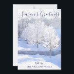 Cartes Pour Fêtes Annuelles Winter Wonderland Christmas Back Photo<br><div class="desc">Envoyez des voeux de Noël chauds cette saison de vacances avec l'une de nos cartes à plat photo de famille.Cette carte présente un merveilleux pays d'hiver d'arbres enneigés dans un endroit pittoresque agréable sur le devant. "Bonnes Fêtes" est écrit au-dessus des arbres dans la typographie manuscrite bleu marine. Ci-dessous est...</div>