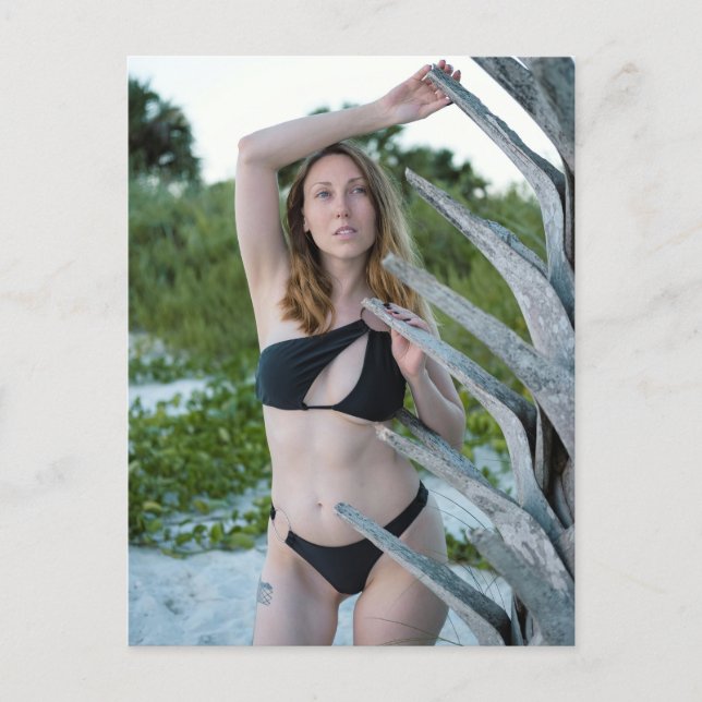 Cartes Pour Fêtes Annuelles Woman In Black Bikini Posing On Sandy Beach (Devant)