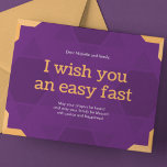 Cartes Pour Fêtes Annuelles Yom Kippour<br><div class="desc">Cette élégante carte Yom Kippour est bordée de violet vif et de jaune chaud, créant un contraste saisissant. Il incarne l'esprit d'introspection et de pardon, essentiel à Yom Kippour. Un motif subtil des Etoiles de David renforce encore l'attrait esthétique. Les mots "Je vous souhaite un rapide facile" sont inscrits dans...</div>
