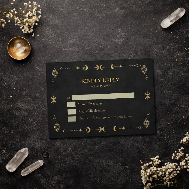 Carton de réponse céleste gothique noir et or RSVP (Celestial Gothic Black and Gold RSVP Card on an elegant dark table with dry flowers and crystals)