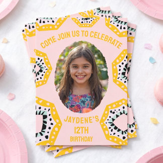 Carton d'invitation d'anniversaire avec des formes