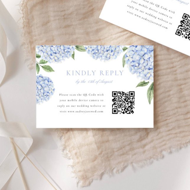 Cartons Réponse Blue Hydrangea Border Moderne QR Code Mariage Répo (Créateur téléchargé)
