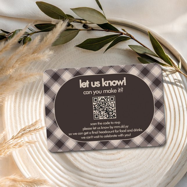 Cartons Réponse Code QR de mariage décontracté à carreaux marron R (QR Code RSVP Card from the Casual Brown Plaid wedding collection by Darling & May)