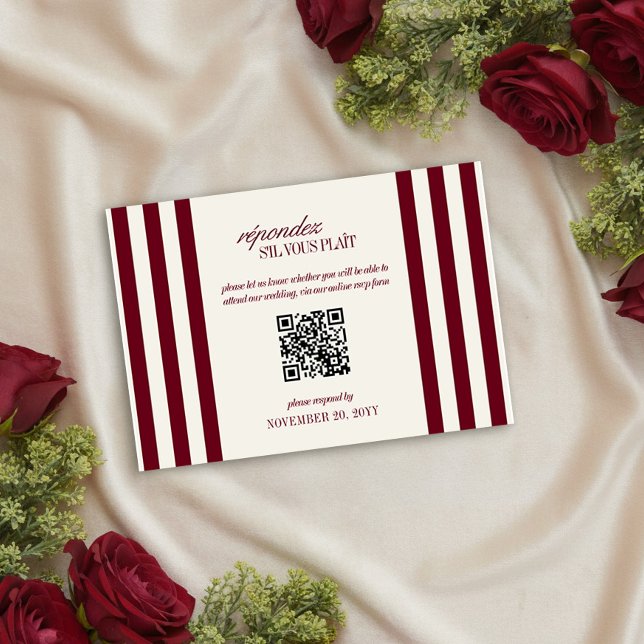 Cartons Réponse Code QR de mariage rayé prépa Bourgogne (QR Code RSVP Card from the Burgundy Stripe Old Money Wedding Collection by Darling & May)