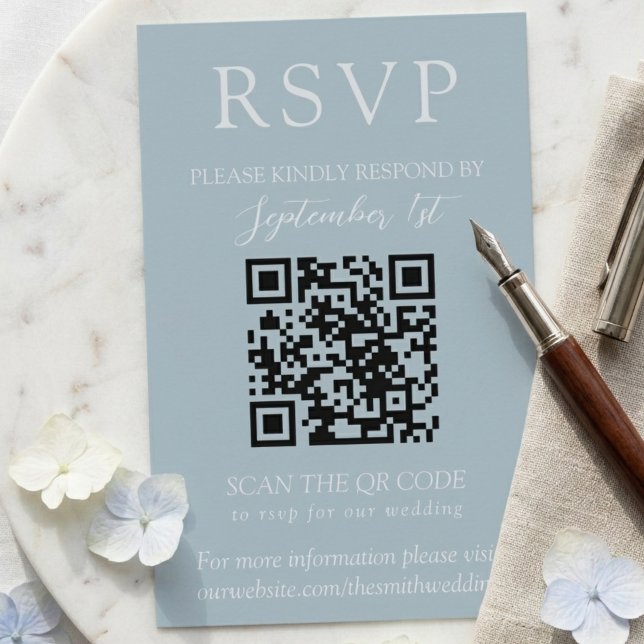 Cartons Réponse Élégant Mariage QR Script Bleu Côté Mer  (Elegant Coastal Blue Script QR Wedding RSVP Card)